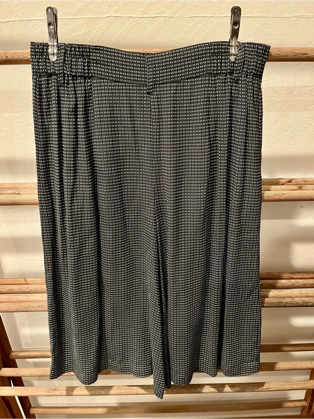 Bailey 44 Aubrey Pleated Wide Leg Bermuda Shorts Mini Geo Print Black White - Picture 4 of 10